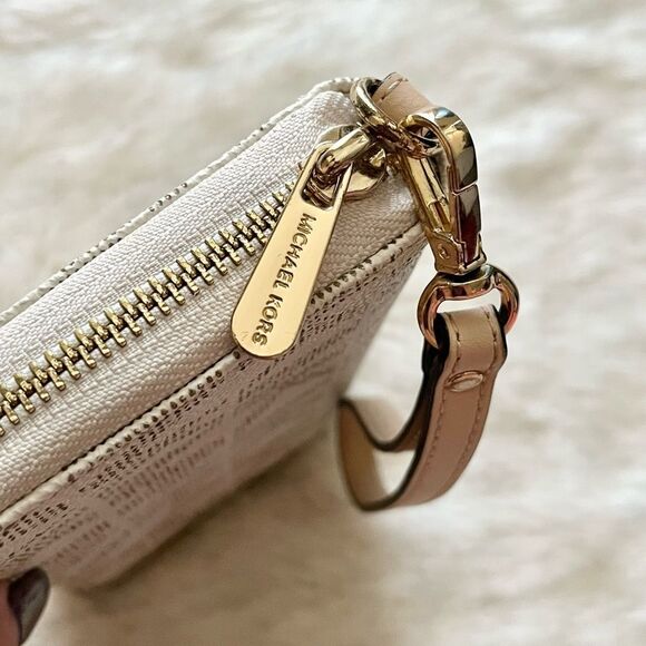 Authentic Michael Kors Jet Set Signature Logo Vanilla Cream Zip Wallet Wristlet - Picture 4 of 9